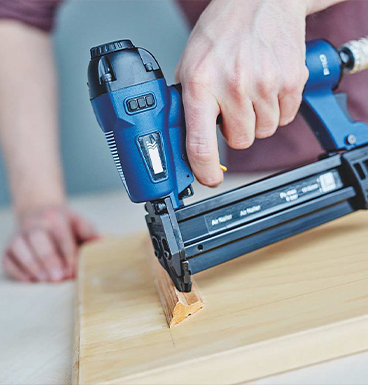 Användning av pneumatisk spikpistol.